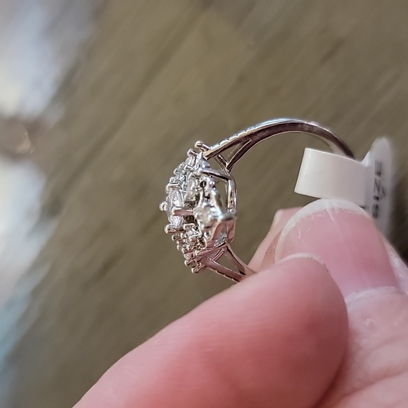 NWT Faux Diamond & Silver Ring - Picture 4 of 5